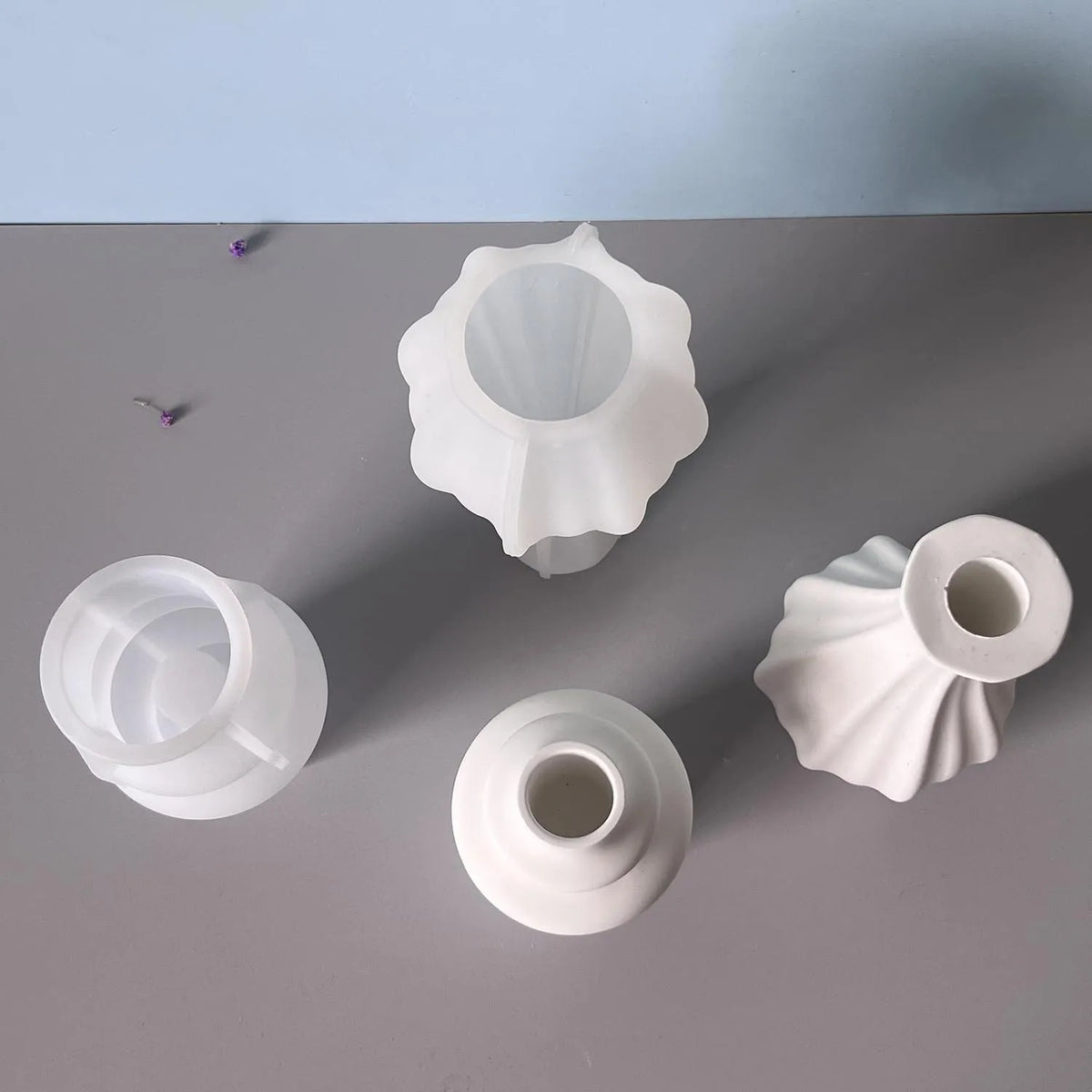 vases moules silicone textures minimalistes vases blancs motifs ondulés fleurs séchées base bois rondèle