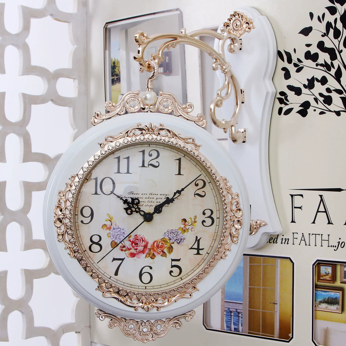 horloge murale vintage motif floral blanc doré fixation européen minimaliste