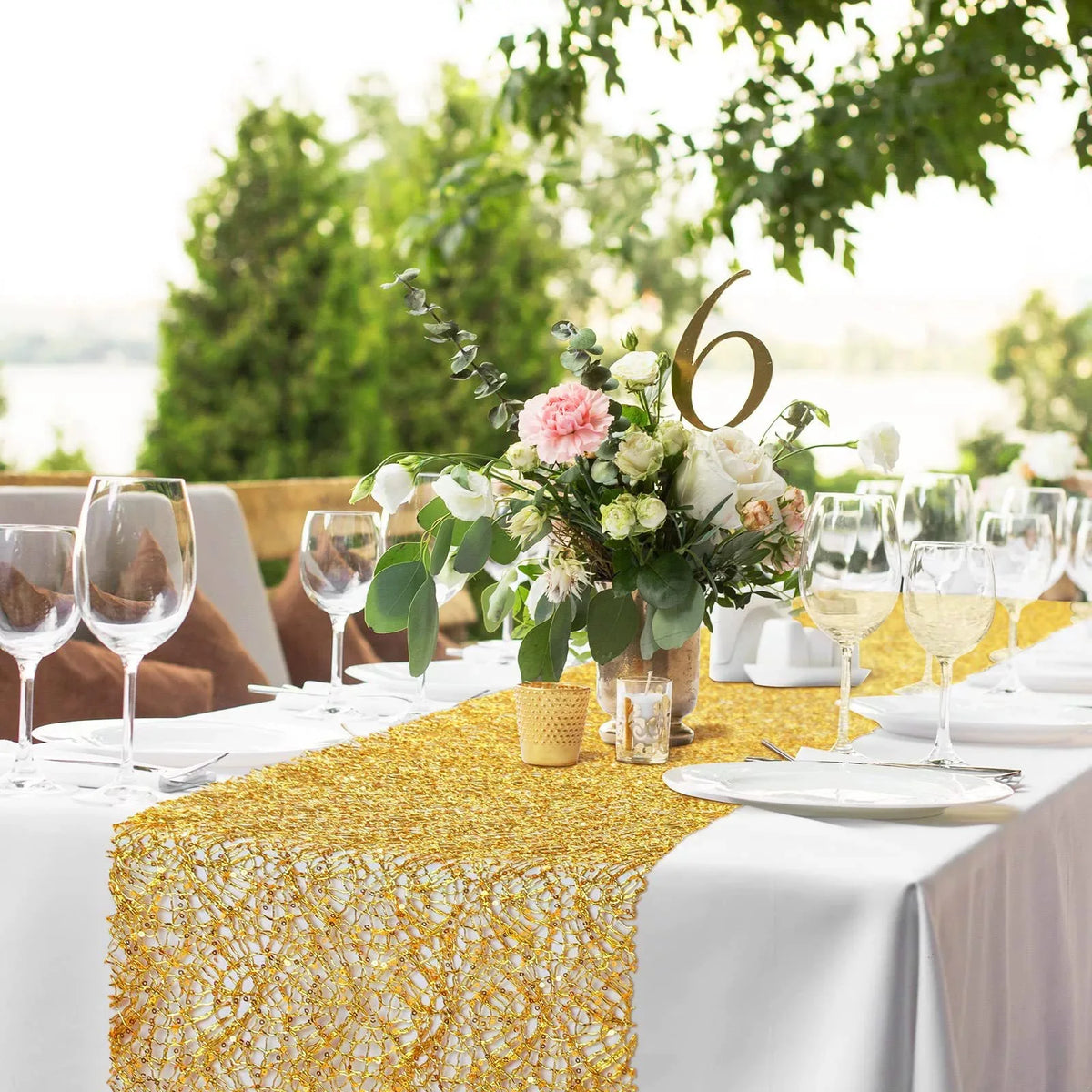 tableau decoratif tissage or blanc vert transparent festif assiettes verres bougies fleurs plantes serviettes