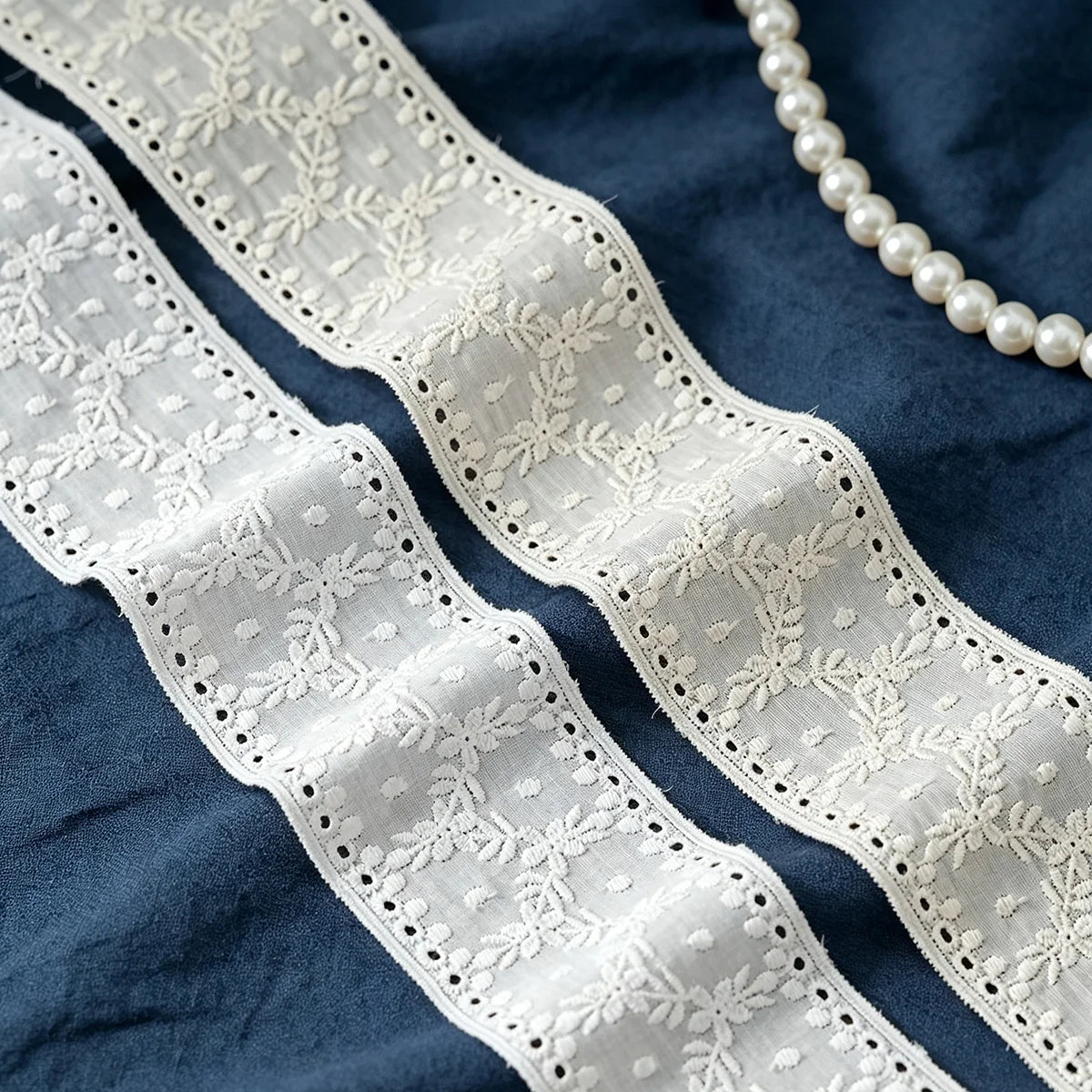 ruban dentelle blanche fleurs coton polyester accessoire couture diy robe jupe décoration artisanale classique
