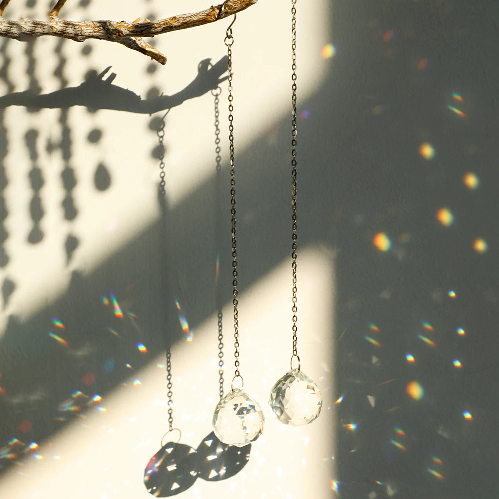 décoration extérieure boho mobile transparent argenté lune étoiles motifs floraux opalescent chaines jardin suncatcher