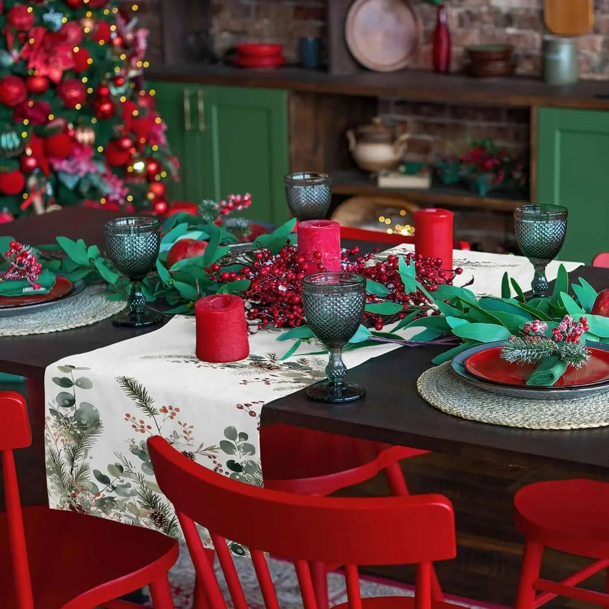 Une table de fête de Noël joliment décorée avec des accessoires rouges et verts, des couronnes de baies et des chandelles allumées créant une ambiance chaleureuse et festive.