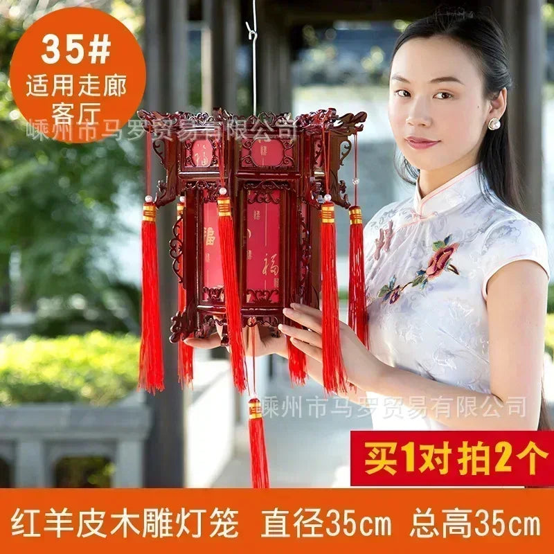 lanterne traditionnelle chinoise bois sculpté rouge décorative pompon fête mariage jardin
