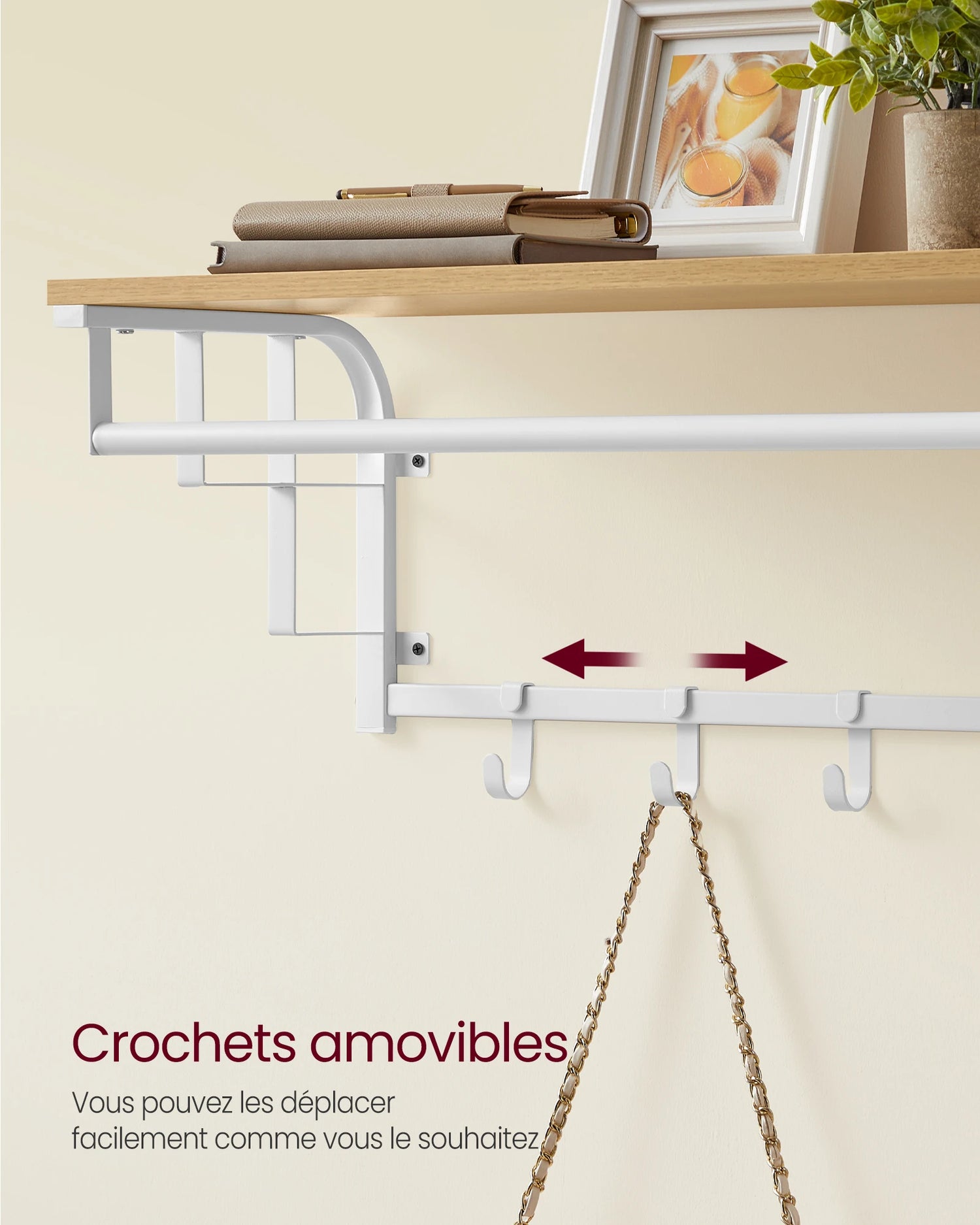 Porte-manteau mural installé dans un salon avec rangement d'accessoires