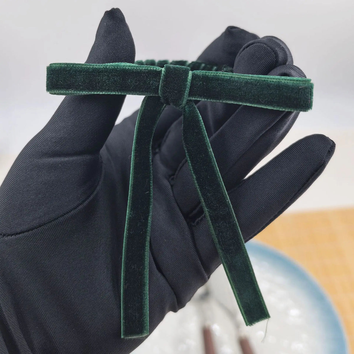 rubans velours classiques élastiques serviettes pliées assiettes couverts rouge vert blanc opaques table événementière