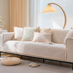 Un salon de style scandinave, avec des coussins confortables sur un canapé beige, une lampe en bois et des rideaux lumineux apportant une ambiance chaleureuse et apaisante dans la pièce.