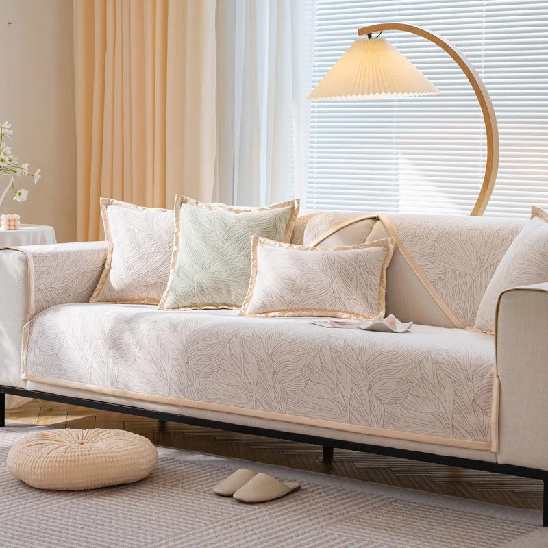 Un salon de style scandinave, avec des coussins confortables sur un canapé beige, une lampe en bois et des rideaux lumineux apportant une ambiance chaleureuse et apaisante dans la pièce.