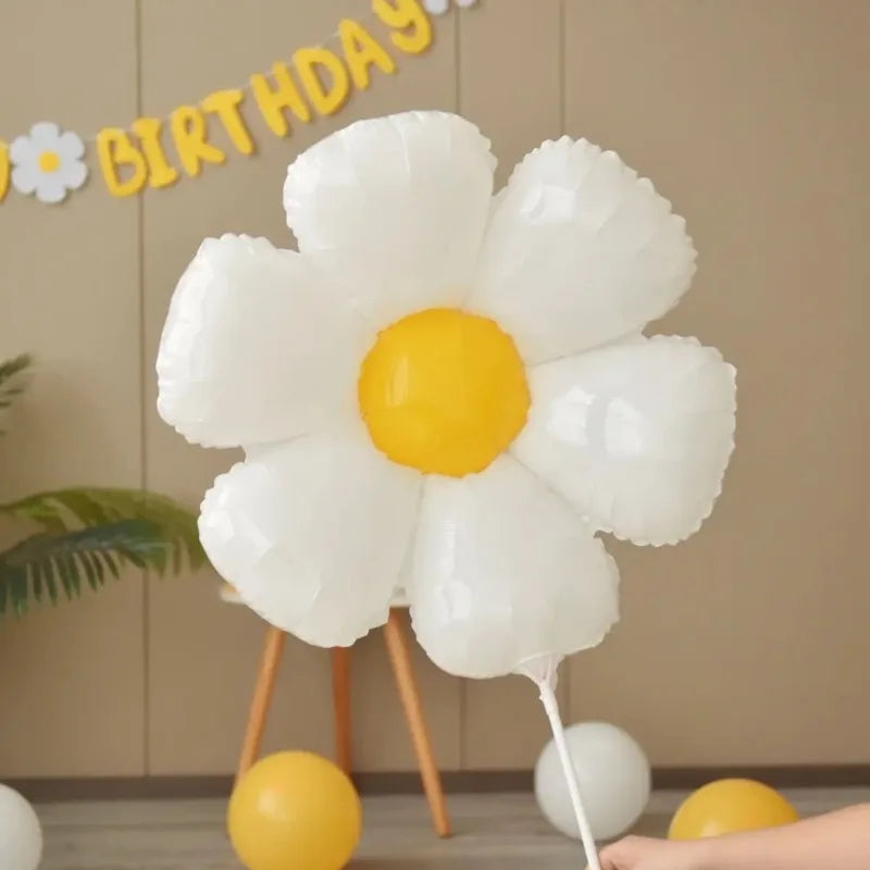 Décoration de table avec ballons aluminium marguerite et éléments naturels