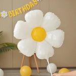 Décoration de table avec ballons aluminium marguerite et éléments naturels