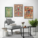 Intérieur moderne avec des affiches murales colorées mettant en valeur des éléments décoratifs et une végétation d'intérieur.