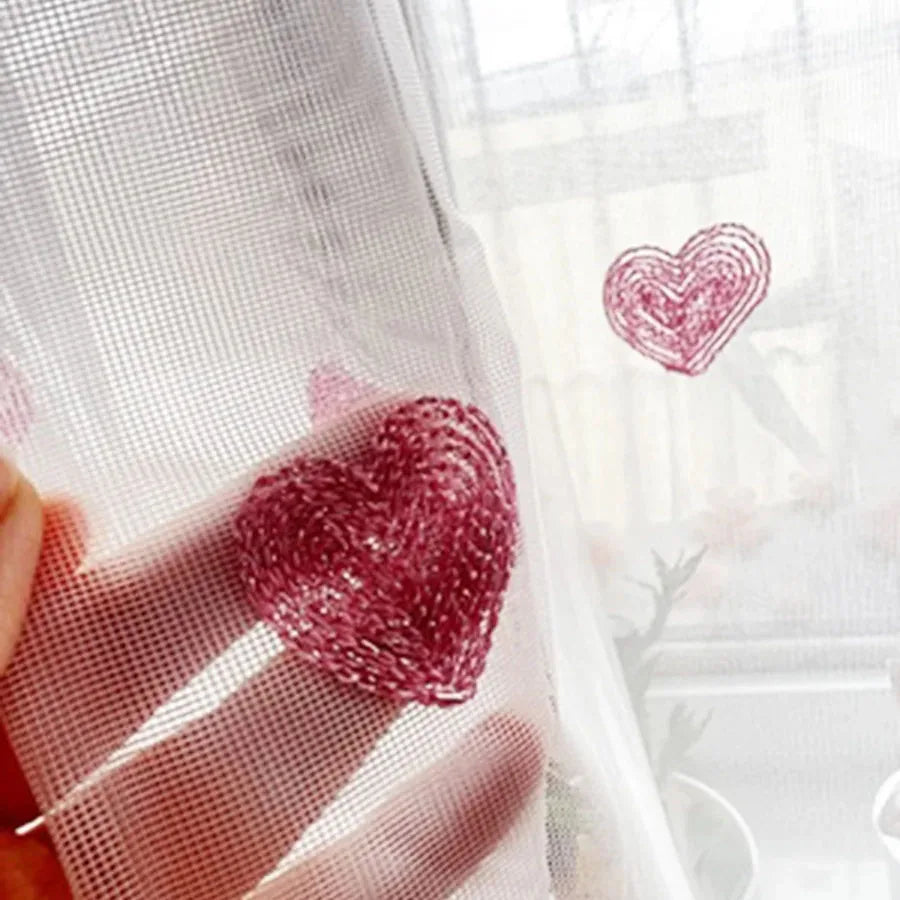 rideau tulle transparent coeurs roses moderne anneaux inclusion blanche chambre fille