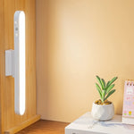 lampe led rechargeable moderne commande distance blanc grille perforations adhésif