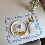 nappes decoratives blanc rouge bleu vert bordures ondulees assiettes blanches couverts dorés minimaliste 45x32cm