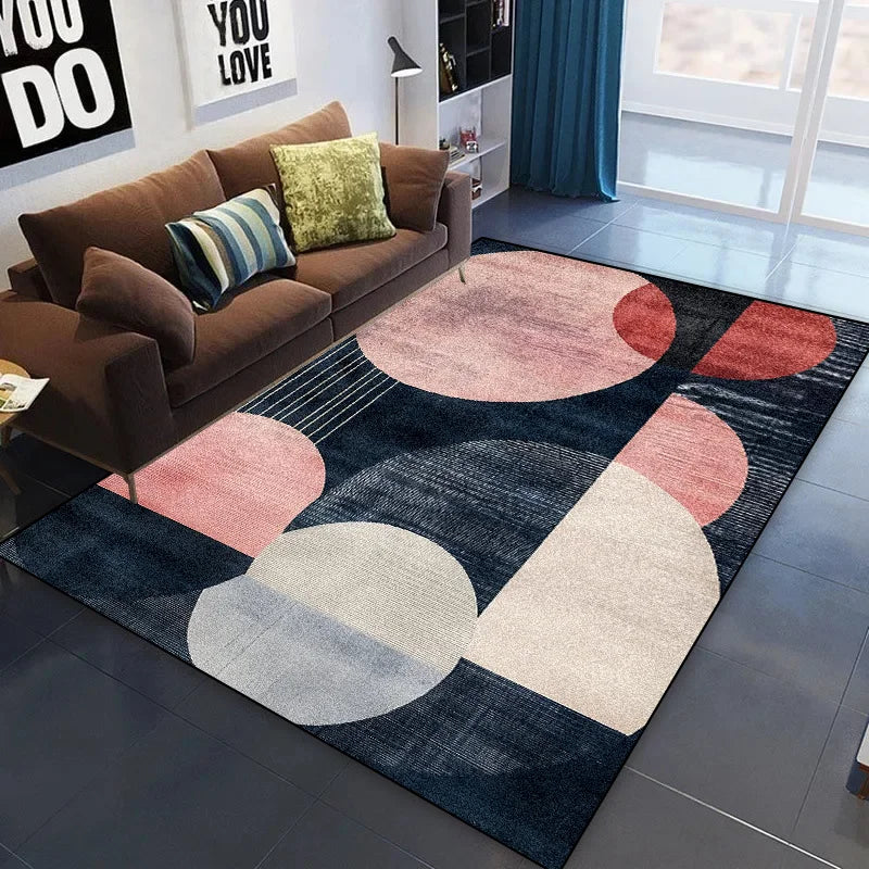 Un tapis coloré et moderne aux motifs géométriques et abstraits décore cette pièce, accentuant le style contemporain de l'ameublement.