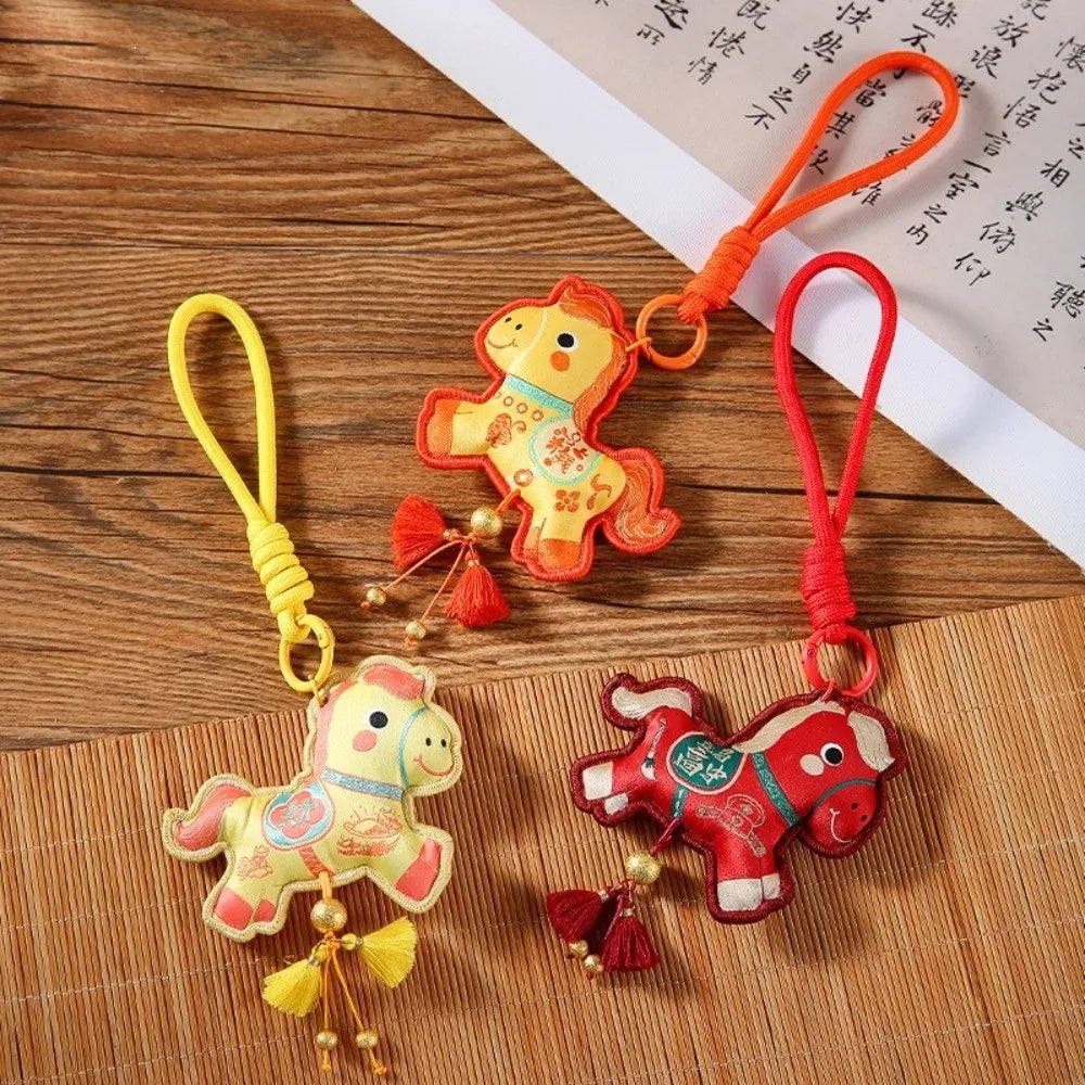 porte clés cheval imprimé motifs floraux caractères chinois violet rouge orange bleu artisanal