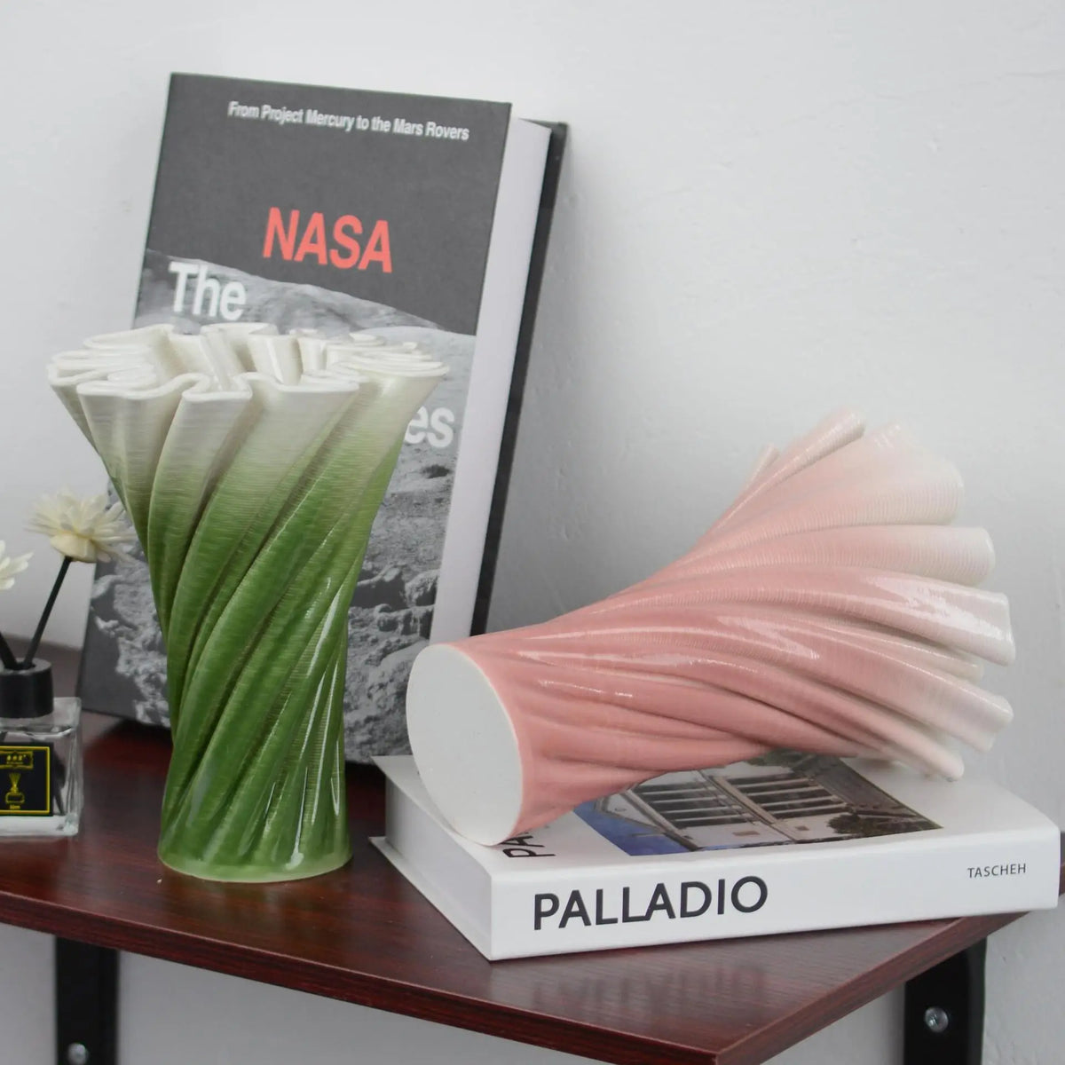 vase décoratif moderne texturé rose vert dégradé couleurs plissé maison sculptural