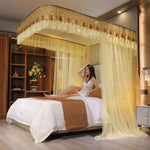 Une femme assise sur un lit avec un aménagement intérieur luxueux et des rideaux décoratifs.