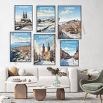 Affiches de voyage vintage sur différentes villes européennes, avec des scènes emblématiques et des paysages hivernaux, créant une ambiance chaleureuse et accueillante dans un salon élégant.
