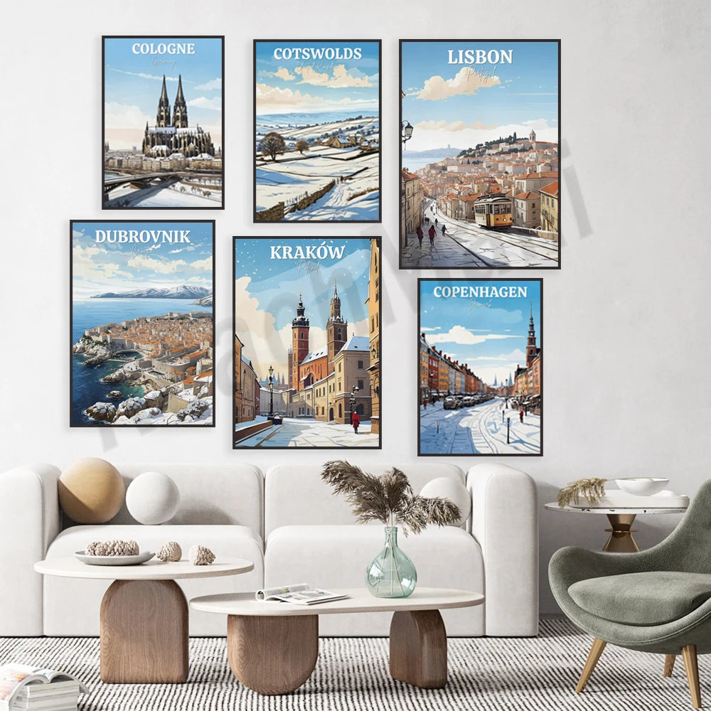 Affiches de voyage vintage sur différentes villes européennes, avec des scènes emblématiques et des paysages hivernaux, créant une ambiance chaleureuse et accueillante dans un salon élégant.