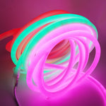 Tube néon LED rouge en installation géométrique moderne