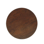 Une surface ronde en bois aux tons brun foncé.