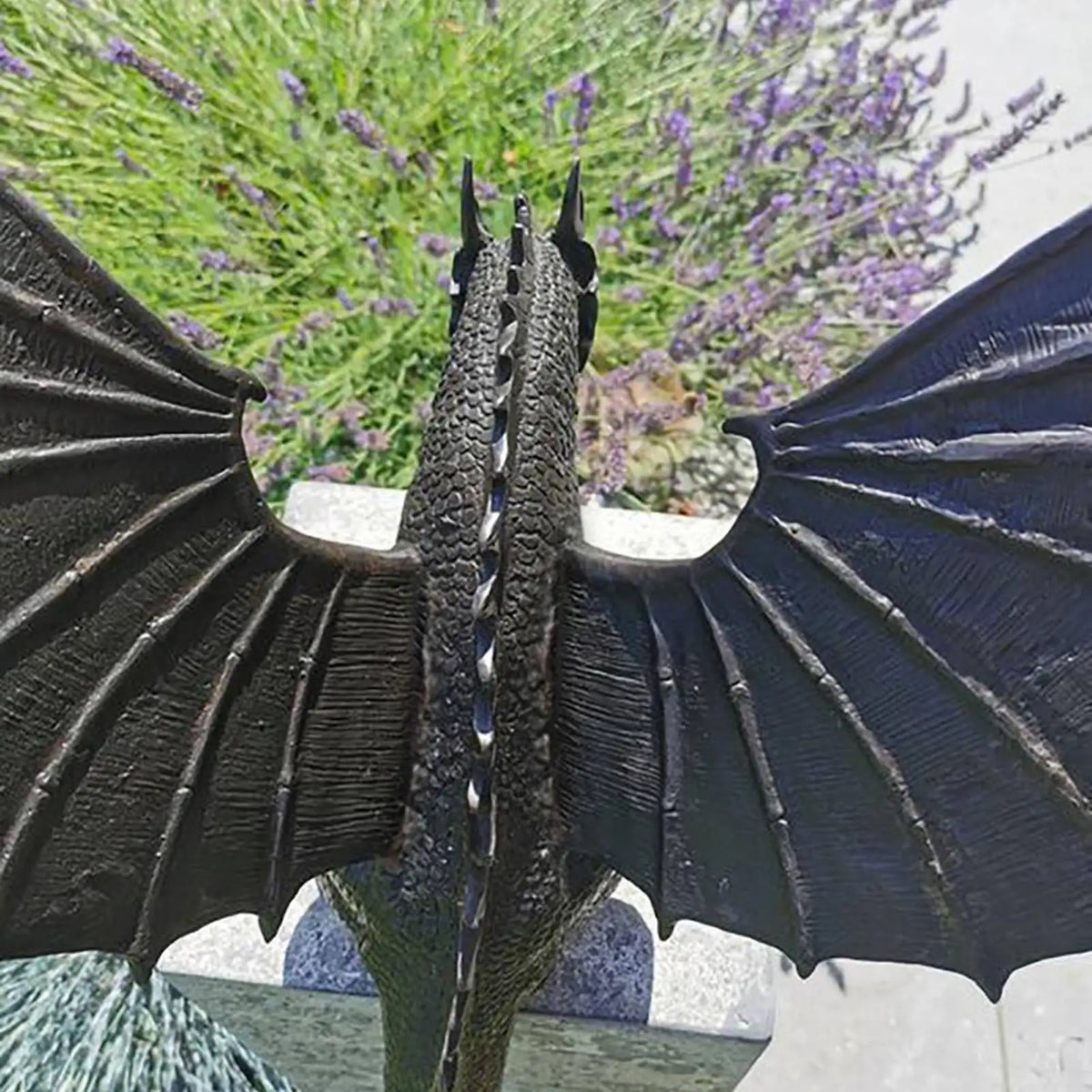 statue dragon résine détaillée jardin extérieur bronze écorce ailes veinées fantastique mythe