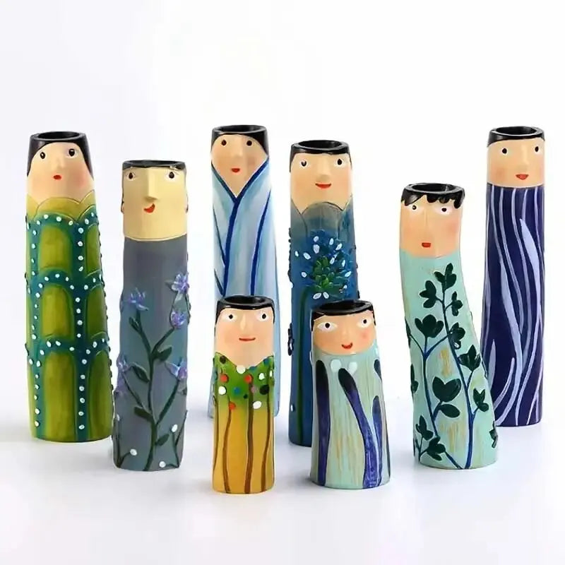 vases résine personnages fleurs stylisées vert bleu gris artisanal moderne salon décoration