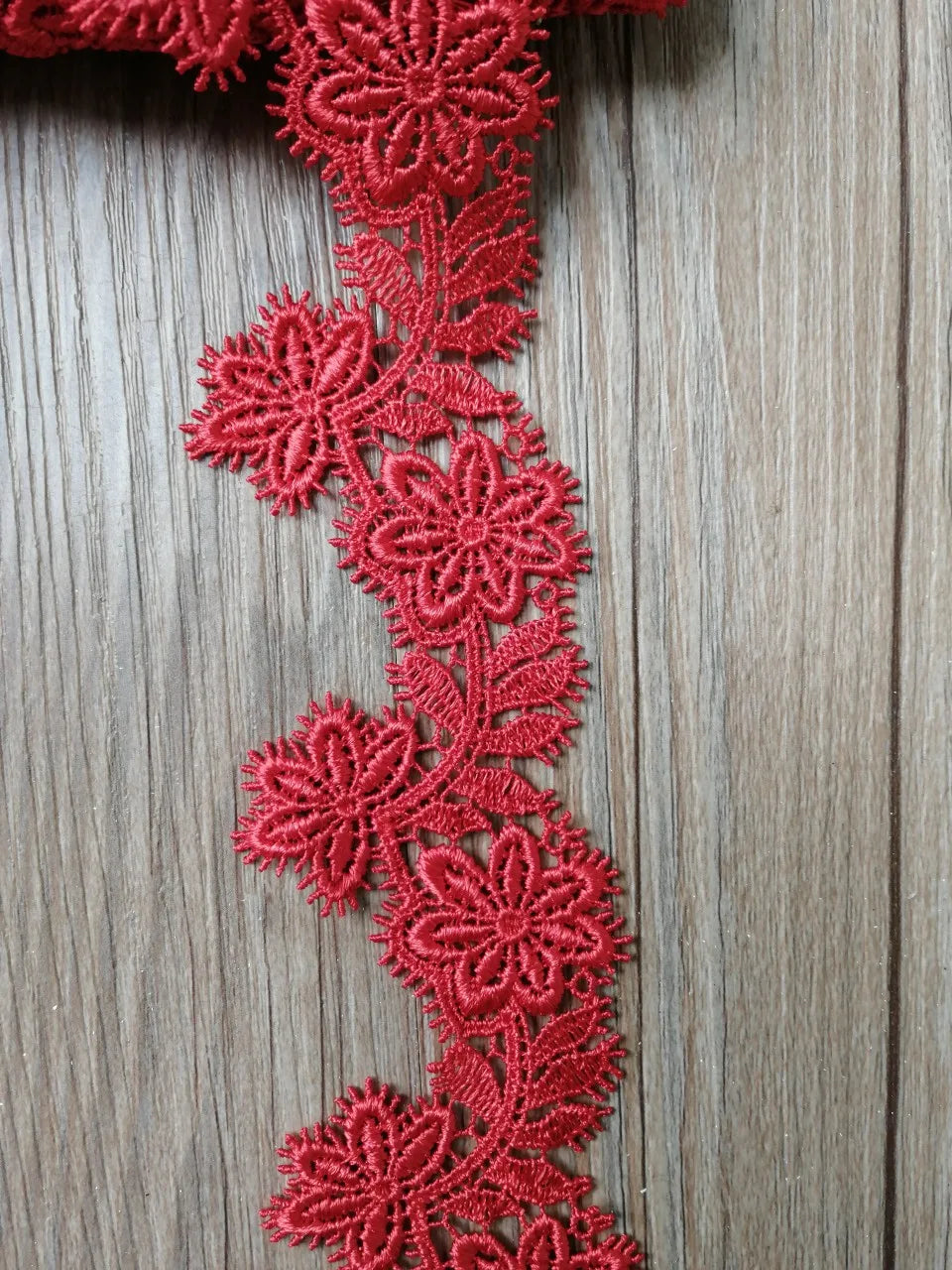 ruban dentelle rouge brodé fleurs 100 polyester largeur 4cm opacité artisanal decoration creation