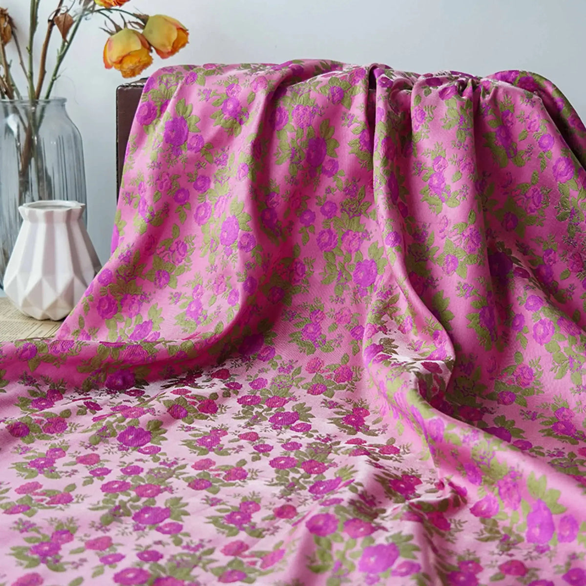 tissu polyester floral opaque motifs petits fleurs rose violet olive largeur 160cm vintage élégant
