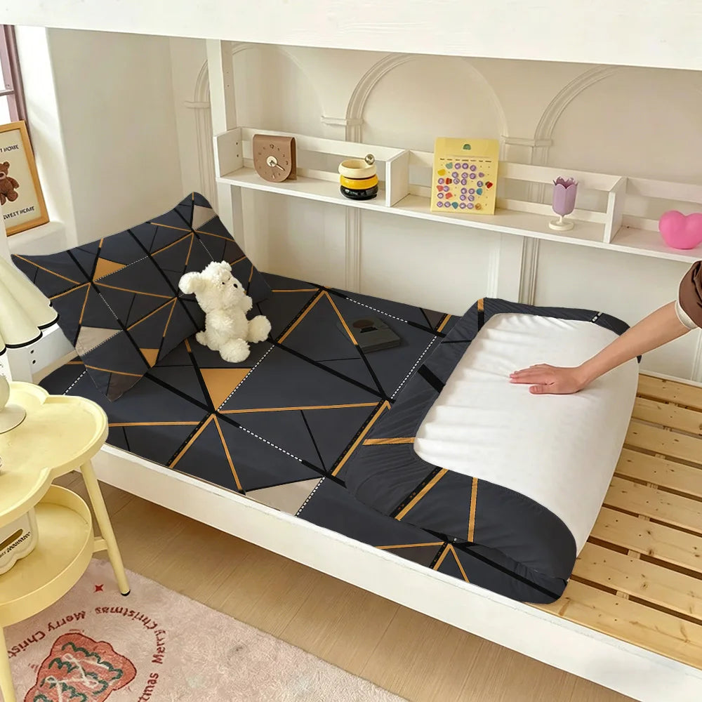 ensemble literie moderne drap housse bleu foncé gris doré motifs triangles taies oreillers adultes