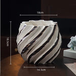vase moderne blanc marron rouge orange rayures horizontales opacité maison fleurs table