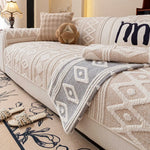 Le canapé est orné de motifs géométriques et de textures douces, créant une ambiance chaleureuse et accueillante dans cette pièce.