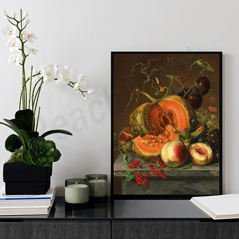 Une nature morte composée de fruits et légumes d'automne dans des tons chauds sur un fond sombre.