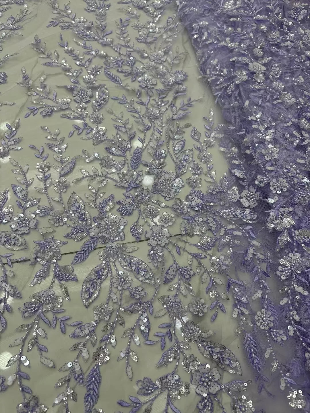 tissu décoratif feuilles fleurs brodées paillettes violet vert olive beige bleu marine translucide broderie