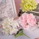 fleurs artificielles hortensia blanches roses bleues mariage extérieur bouquet décoration moderne minimaliste