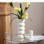 vase moderne noir blanc rose pâle rouge boudiné décoration intérieure arrangement fleurs artificielles table