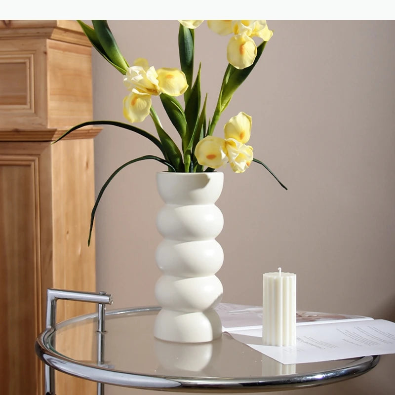 vase moderne noir blanc rose pâle rouge boudiné décoration intérieure arrangement fleurs artificielles table