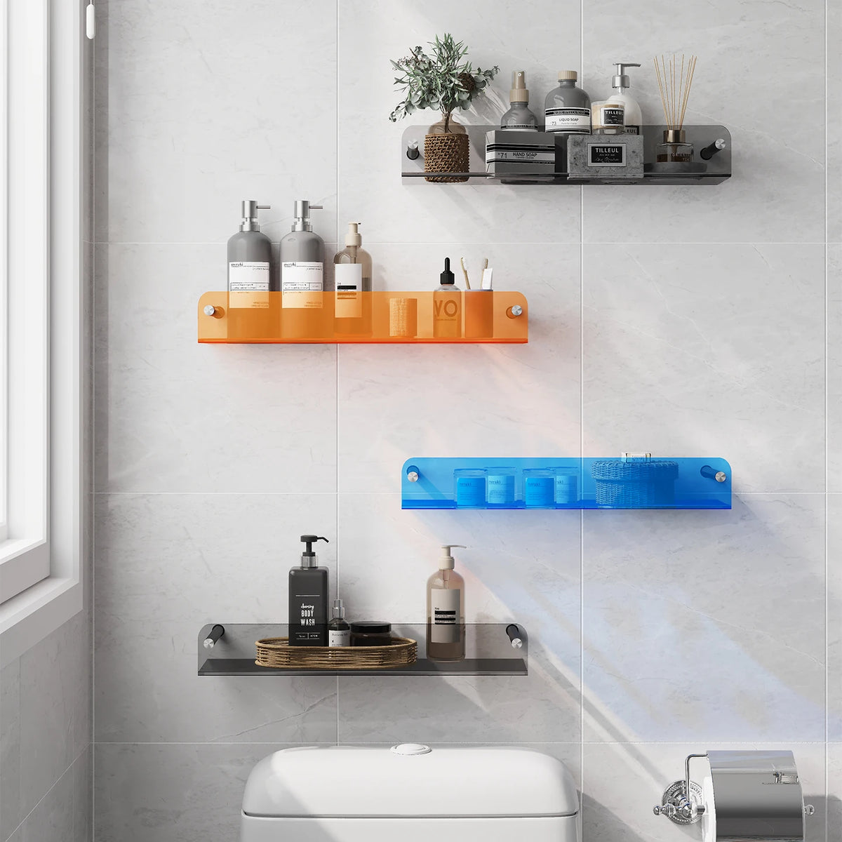 étagère murale transparente moderne salle bain minimaliste couleurs bleu rouge vert fixations métalliques flacons