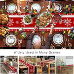 Cette image montre une table de fête richement décorée pour Noël, avec de la vaisselle traditionnelle, des fleurs et des mets délicieux. La nappe rouge et blanche aux motifs de flocons de neige crée une ambiance festive et chaleureuse.