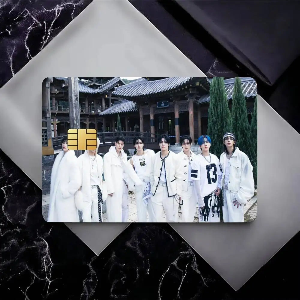 étui carte bancaire kpop strays moderne noir gris blanc personnes costumes formels minimaliste