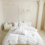 Chambre décorée avec housse de couette blanche