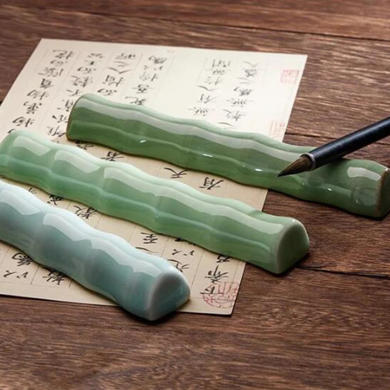 Presse-papier utilisé avec pinceaux de calligraphie