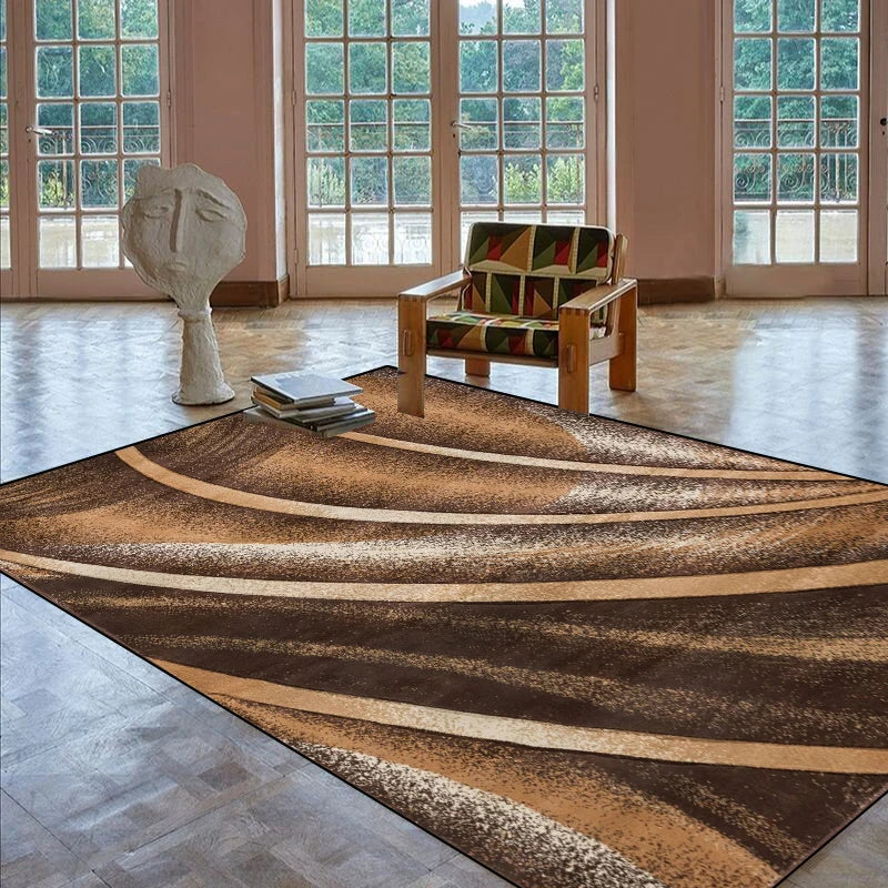 Un salon lumineux avec de grands fenêtres, une statue sculptée et un fauteuil tapissé aux motifs géométriques posé sur un tapis aux lignes courbes.