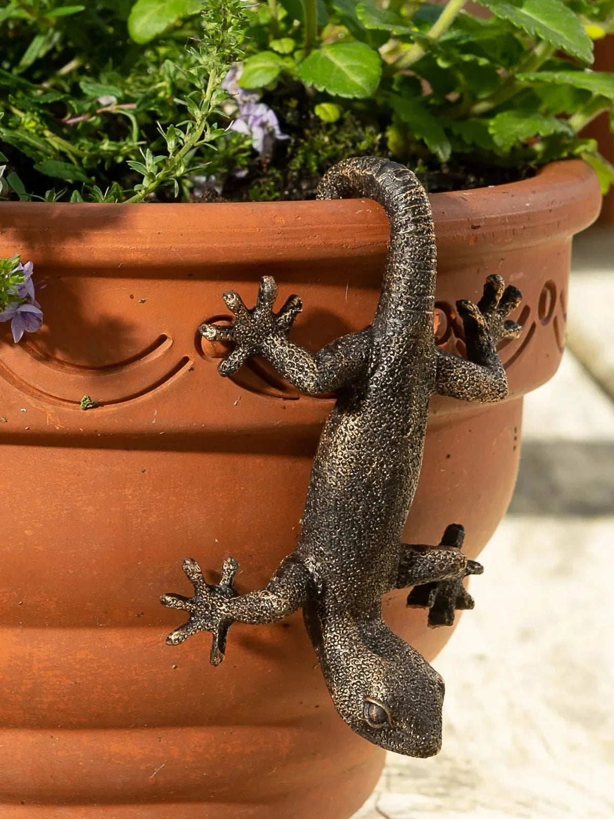 Figurine Gecko en resine gris clair pour jardiniere suspendue