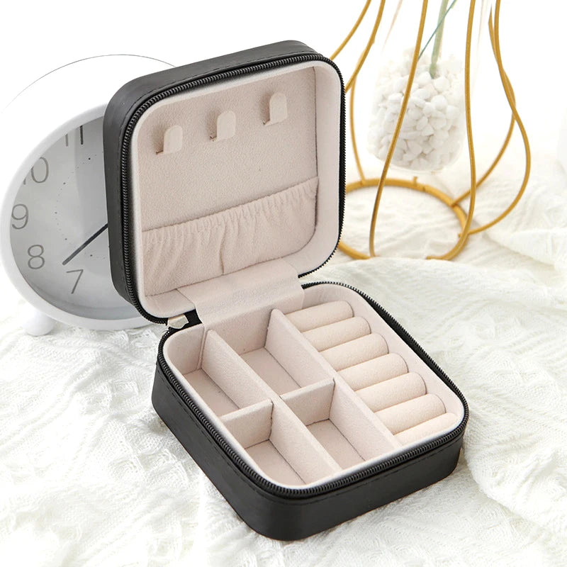 boîte bijoux cuir noir rose blanche compartiments pochette amovible moderne pratique