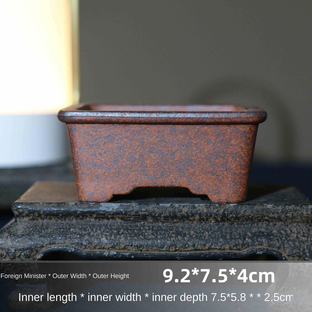Pot bonsaï argile marron texture gréseuse motifs géométriques classique rustique fleur plante verte décoration
