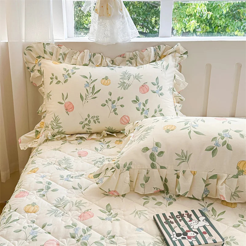 coussin floral vintage coton beige rose vert bleu bordure frisée lit maison