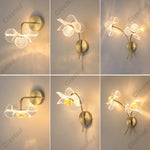Applique murale LED en forme de fleur blanche éclairant un salon moderne