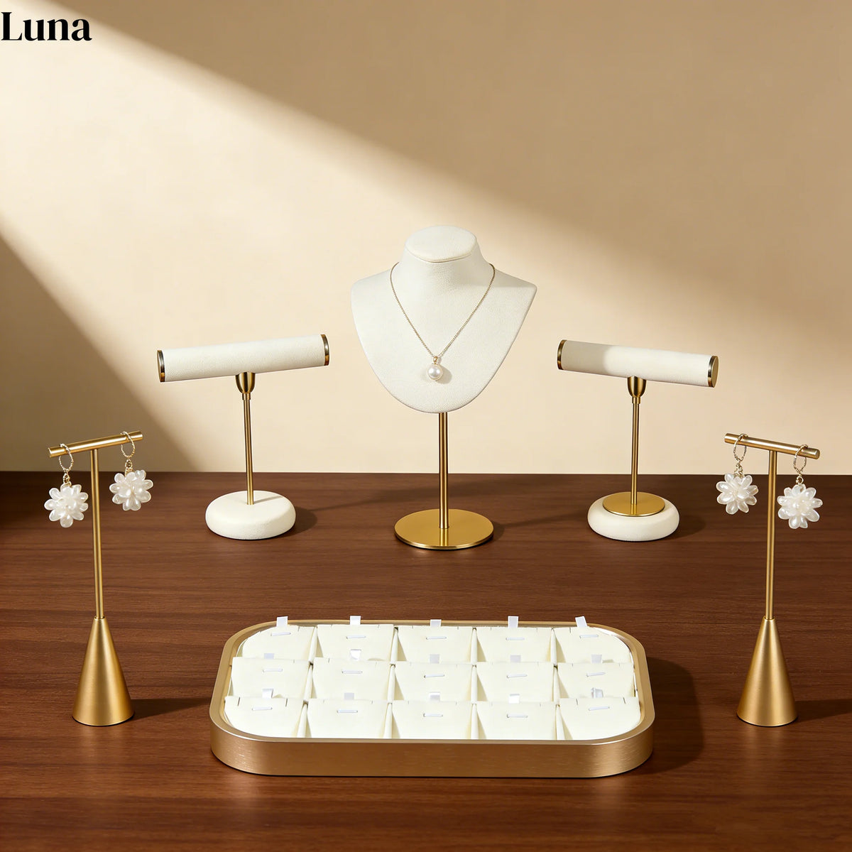 support bijoux velours blanc métal doré présentoir collier bracelet plateau compartimenté organisateur table moderne