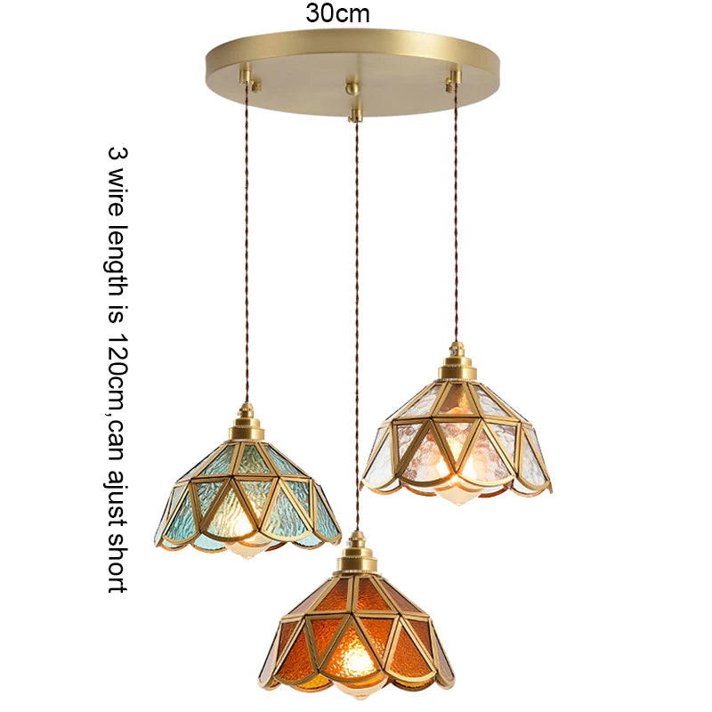 suspension lumineuse verre teinté art deco or marron bleu clair motifs géométriques opacité chaînes